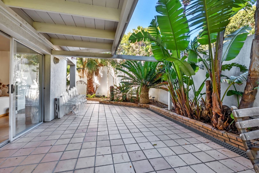 5 Bedroom Property for Sale in Fresnaye Western Cape